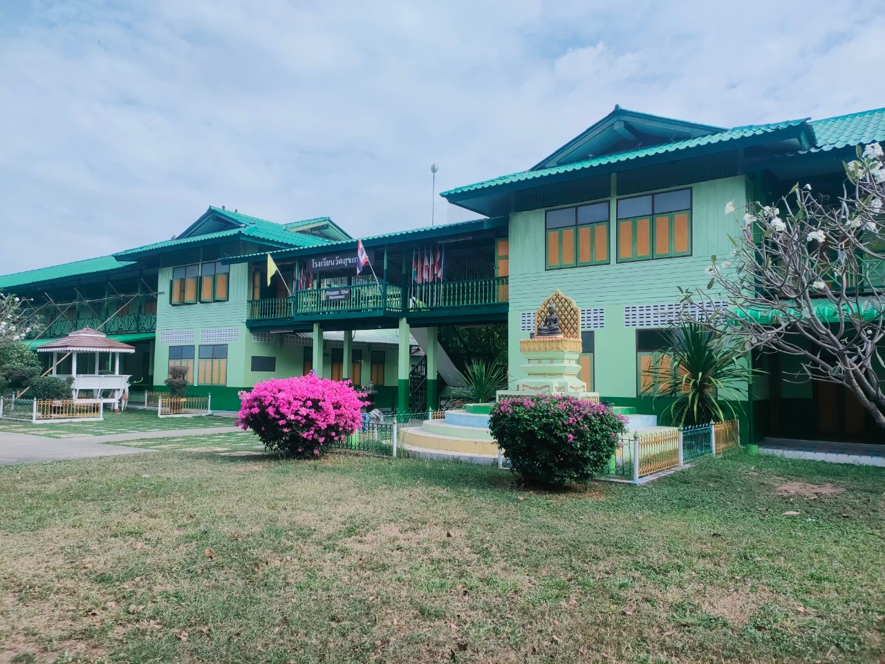 บรรยากาศโรงเรียนวัดสุขเกษมในมุมกว้าง