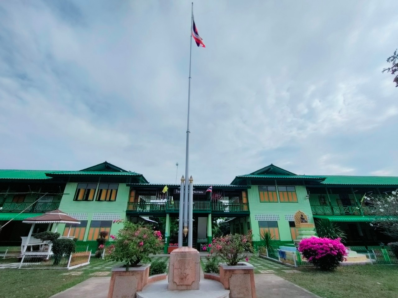ด้านหน้าโรงเรียนวัดสุขเกษมและเสาธง