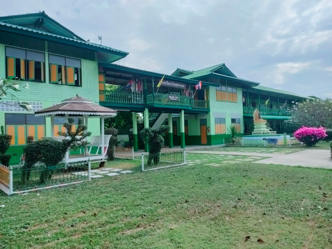 อาคารเรียนโรงเรียนวัดสุขเกษมจากมุมบริเวณโรงเรียน