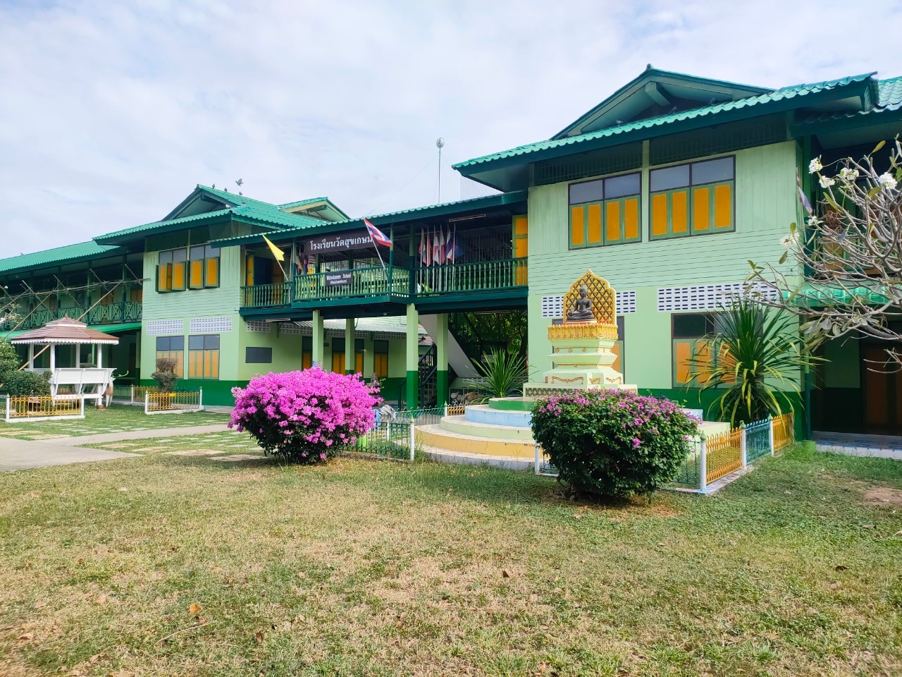 พื้นที่อาคารและภูมิทัศน์ภายในโรงเรียนวัดสุขเกษม