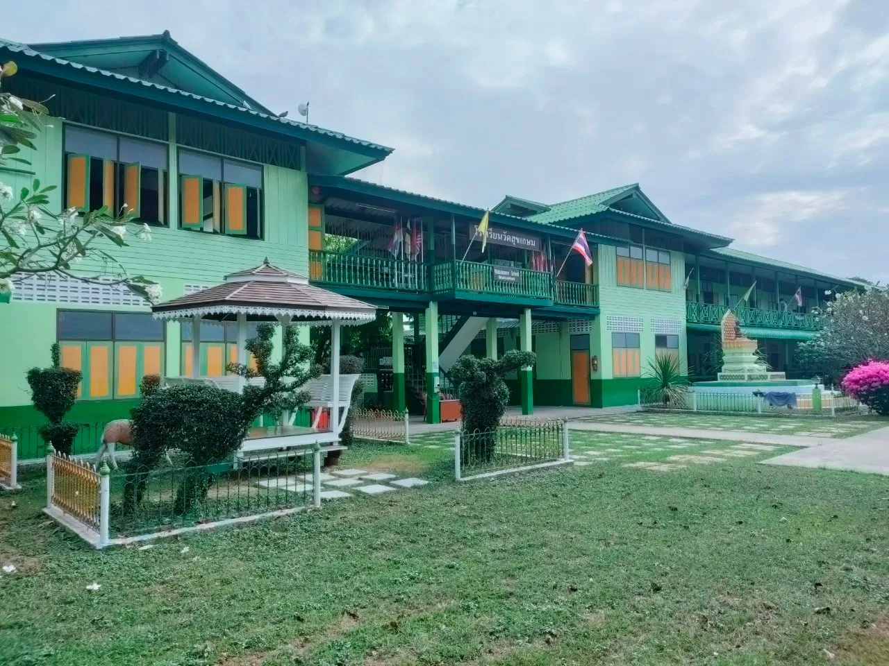 อาคารเรียนโรงเรียนวัดสุขเกษมจากมุมเฉียง